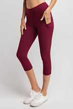 Load image into Gallery viewer, Luxuriously Soft Capri Yoga Leggings (Curvy)
