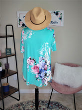 Load image into Gallery viewer, Curvy Floral Top - Mint
