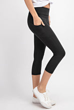Load image into Gallery viewer, Luxuriously Soft Capri Yoga Leggings (Curvy)
