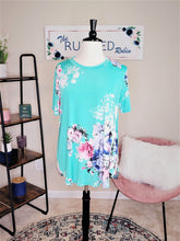 Load image into Gallery viewer, Curvy Floral Top - Mint
